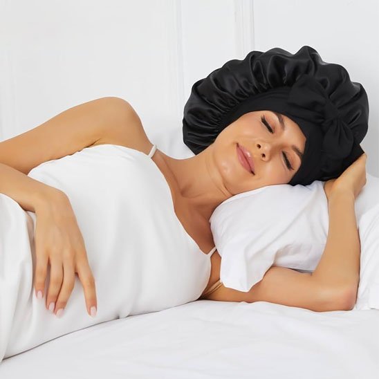 Bonnet en satin noir