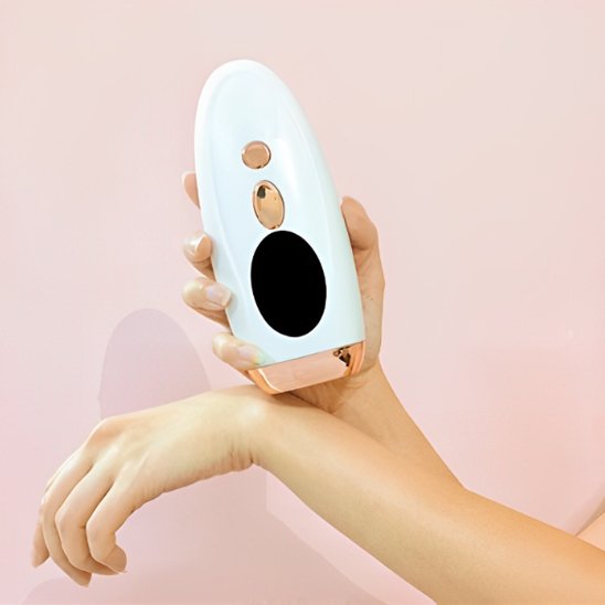 Épilateur à lumière pulsée sur les bras