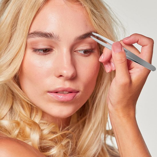 Femme épile les sourcils de sa cliente avec Pince à épiler 