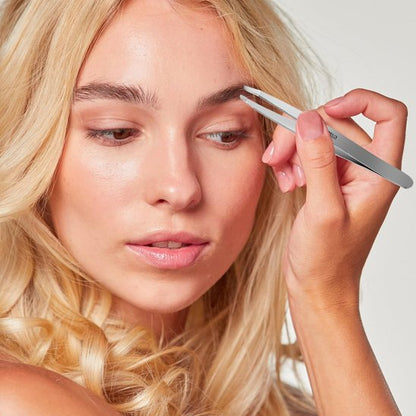 Femme épile les sourcils de sa cliente avec Pince à épiler 