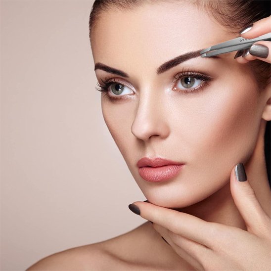 Femme épile les sourcils de son amie avec Pince à épiler 