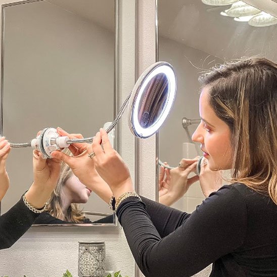 Femme fixe miroir grossissant