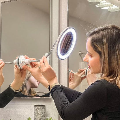 Femme fixe miroir grossissant