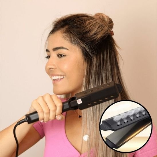 Femme se lisse les cheveux avec Lisseur vapeur