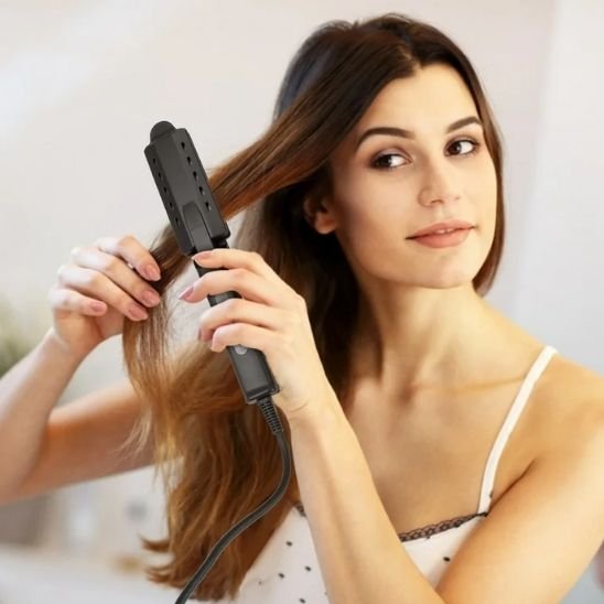 Femme se lisse les cheveux avec Lisseur vapeur