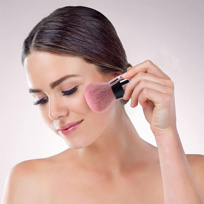 Femme se maquille avec pinceau maquillage 