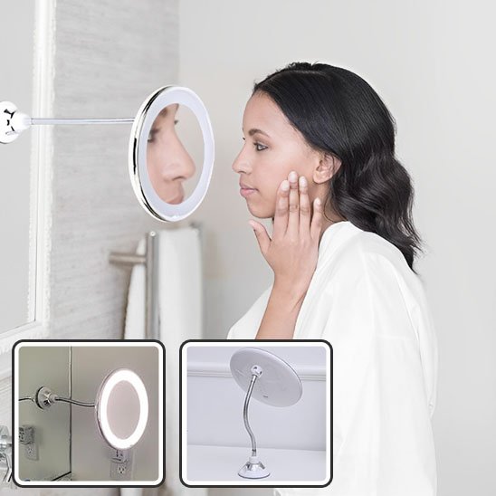 Femme se regarde le visage dans miroir grossissant