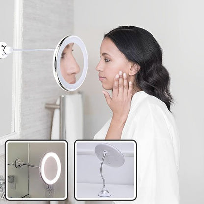 Femme se regarde le visage dans miroir grossissant