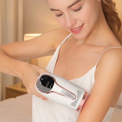 Femme s'épile les bras avec épilateur à lumière pulsée