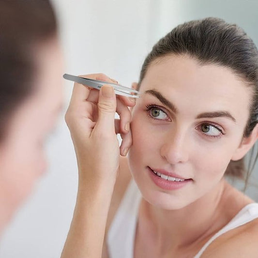 Femme s'épile les sourcils avec Pince à épiler 