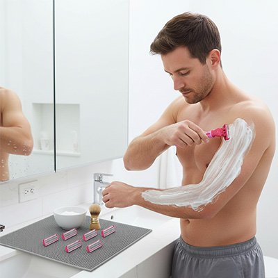 Homme se rase le bras rasoir de sureté 