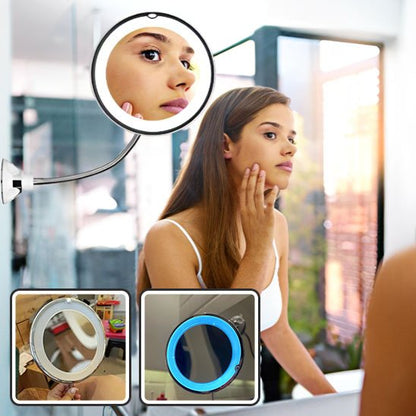 Jeune fille se regarde le visage dans miroir grossissant